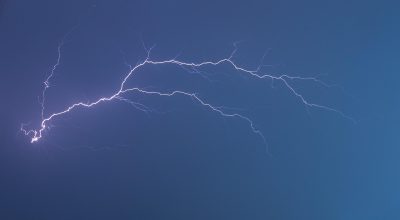 迅雷论坛技巧区版主讲解下载提速方法的视频教程封面，蓝紫色调技术风格